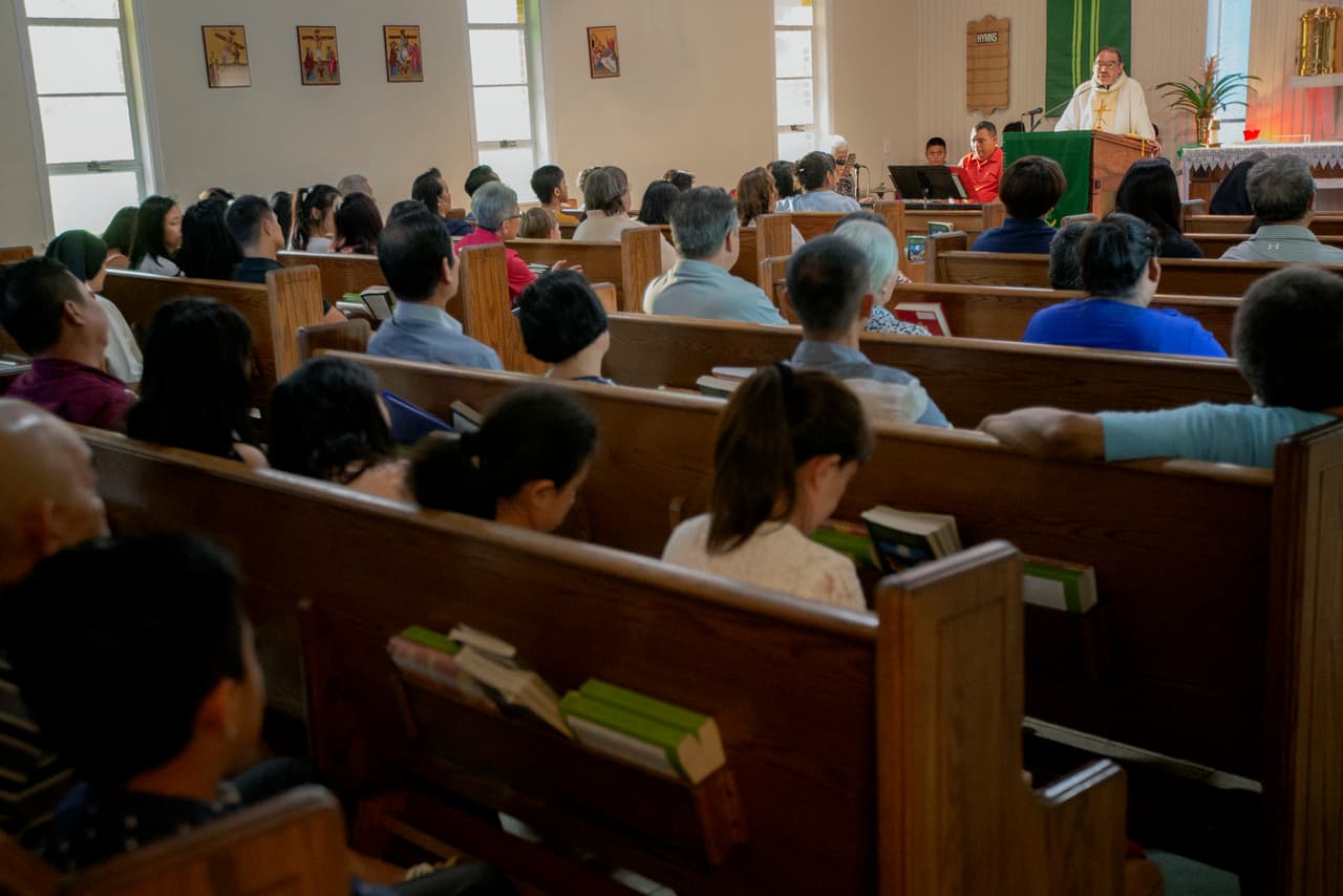 El padre Roberto Mena, durante la misa del jueves 15 de agosto en Forest, Mississippi.