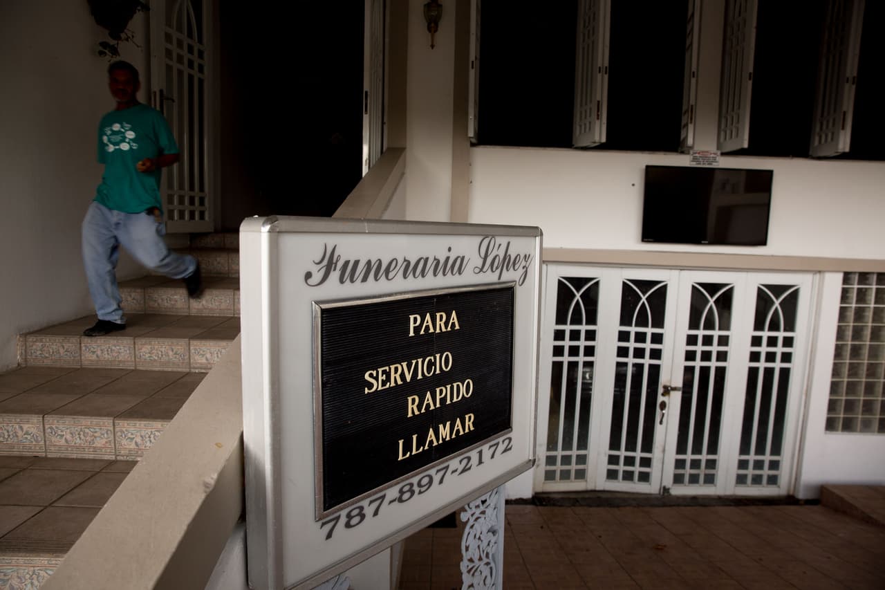 Without electricity light, this funeral home has no choice but to offer to transport the body from the deceased's house to the Institute of Forensic Sciences or directly to a crematorium.