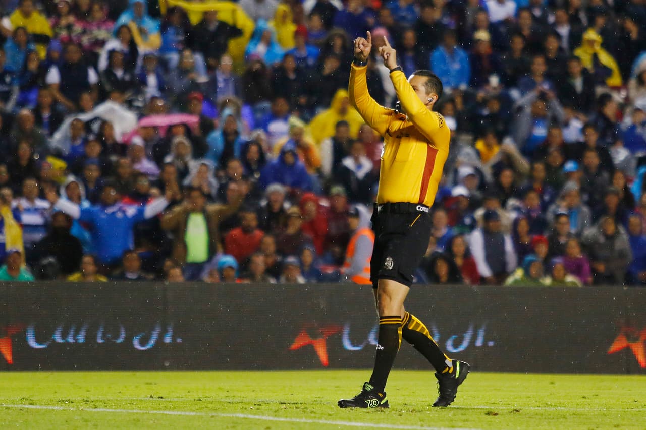 Diego Montaño Robles, el árbitro central del encuentro, dijo momento. La jugada se estaba revisando a través del Video Assitance Referee (VAR) para constatar que el gol no se invalidara por offside.
