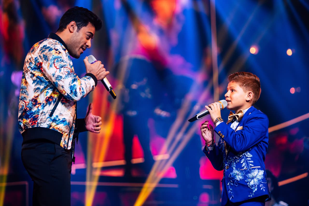 La última sorpresa fue Carlos Rivera quien cantó el tema 'Recuerdame' a lado de 'Canelito', dueto que encantó al público que pedía un 10 de calificación.