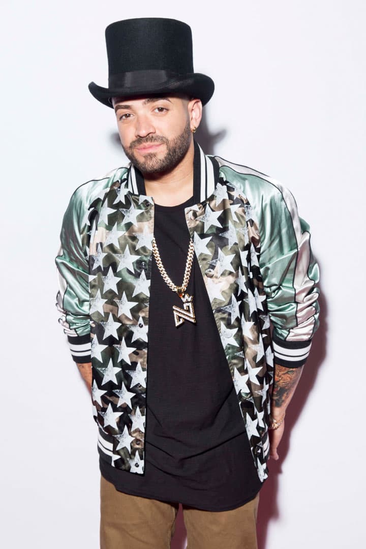 Nacho llamó la atención con este sombrero de copa.