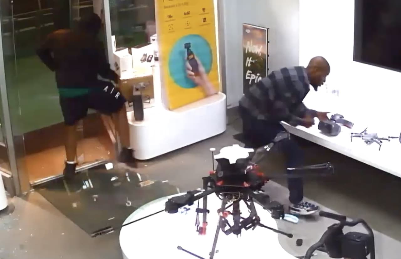 Saqueadores irrumpen en tienda de drones en Manhattan y roban mercancía valorada en 16,000 dólares