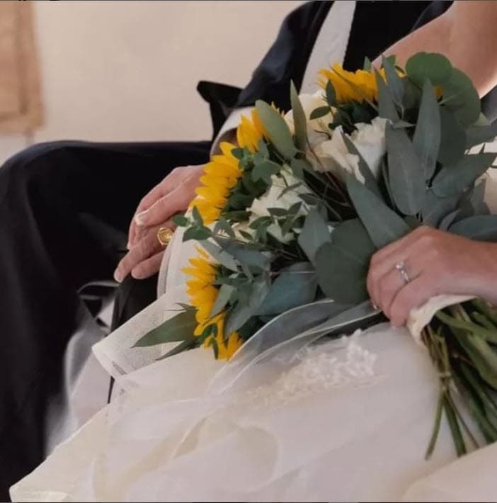 "
<b>La felicidad llega a su tiempo</b> cuando es real", escribió junto a esta imagen en la que resalta el ramo que traía ese día su ahora esposa y algunos detalles del vestido que usó.
<br>