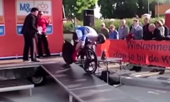 Cilclista se fractura el brazo al perder el equilibrio en la salida