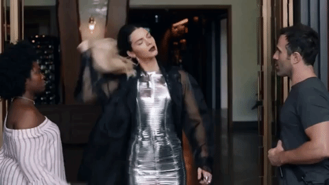 En el comercial, se ve a la modelo posar frente a un camarógrafo con una peluca rubia, mientras frente a ella hay varios jóvenes de diferentes razas manifestándose. De repente, alguien de la multitud la invita a unirse y ella acepta al tiempo que se quita la peluca rubia, se cambia la ropa y se quita el maquillaje.