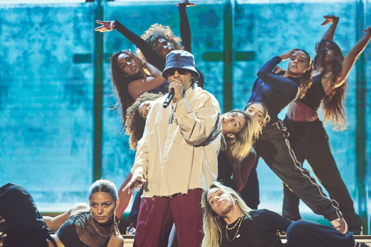Chencho Corleone prepara un medley de sus más recientes éxitos: 'Hora de Salir' y 'Cigarrillo'.