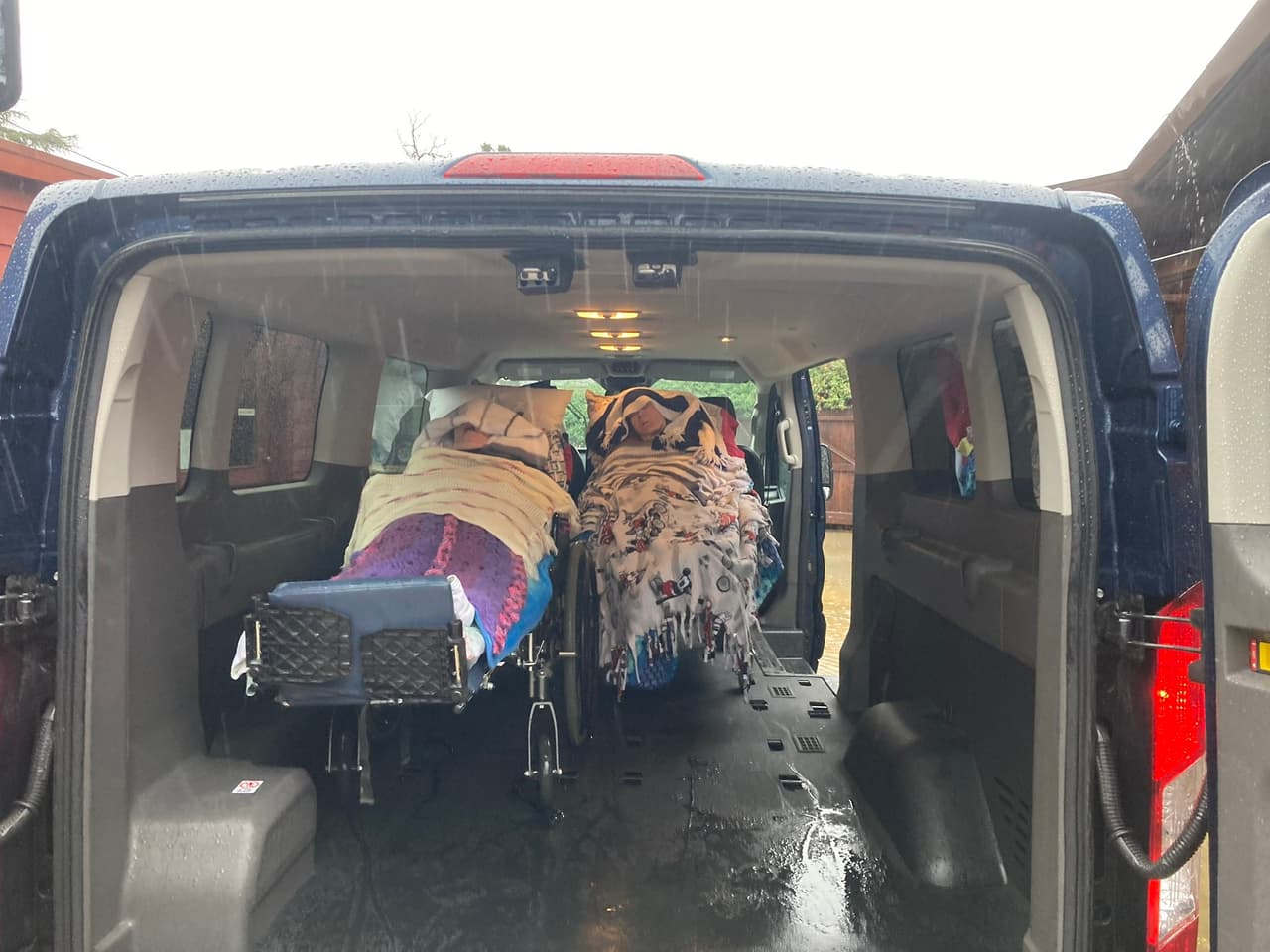 Oficiales de la oficina del Sheriff del Condado de Contra Costa rescataron a 19 ancianos en un centro de atención en Castro Valley.