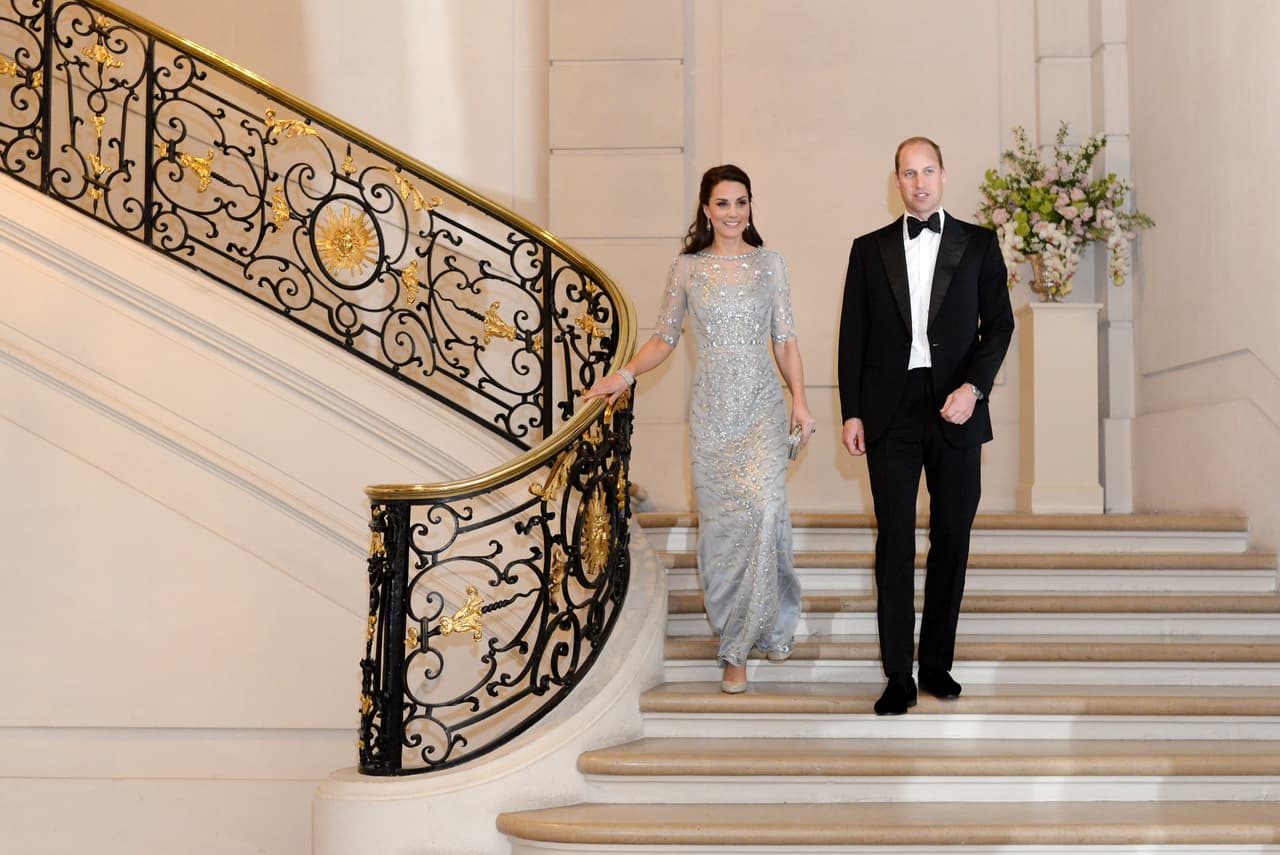 <b>Kate: Dia 1. Cena de gala en la embajada británica en París</b>
<br>A diferencia de Meghan, Kate tuvo un cambio por la noche de ese mismo día. Para asistir a una importante cena eligió un
<b> </b>vestido de gala de Jenny Packham en diminutas lentejuelas, cristales y flores en azul glaciar ($3,925) y unos zapatos de talón alto de Oscar de la Renta,
<a href="https://orchardmile.com/oscar-de-la-renta/platinum-lame-cabrina-pumps-or8da0567c?color=platinum&siteid=TnL5HPStwNw-5NKDO1aEk3cbIRQ7qsw7cQ&utm_campaign=Skimlinks.com&utm_medium=affiliate&utm_source=linkshare"><u>el modelo Cabrina</u></a> en lamé platino brillante ($690).