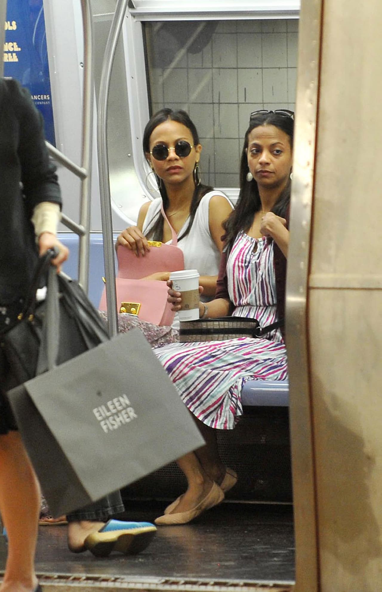 <b>Zoe Saldaña </b>
<br>
<a href="https://www.univision.com/famosos/actores-latinos-que-aparecen-en-peliculas-y-series-de-superheroes-fotos">La actriz</a>, mejor conocida por películas como ‘The Guardians of the Galaxy’ y ‘Avatar’ fue vista en 2012 usando el tren subterráneo en Nueva York junto con su hermana Cisely.