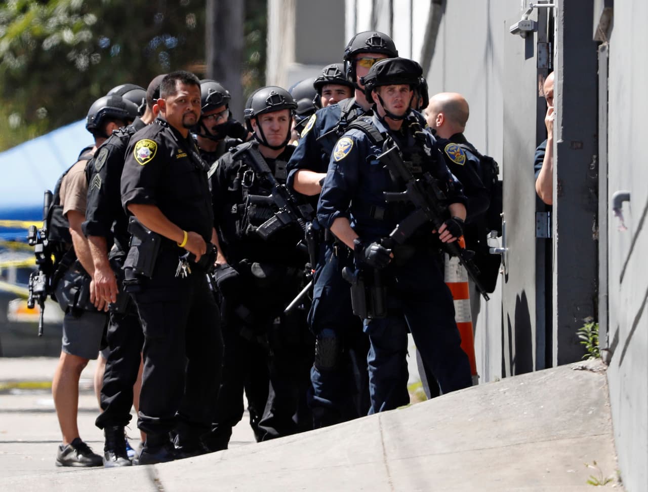La policía en la ciudad de
<b><a href="http://www.univision.com/los-angeles/kmex/noticias/tiroteos/al-menos-tres-heridos-en-un-tiroteo-en-san-francisco">San Francisco, California investiga un tiroteo</a></b> que se reportó la mañana del miércoles en una de las instalaciones de la empresa de envíos United Parcel Service (UPS).