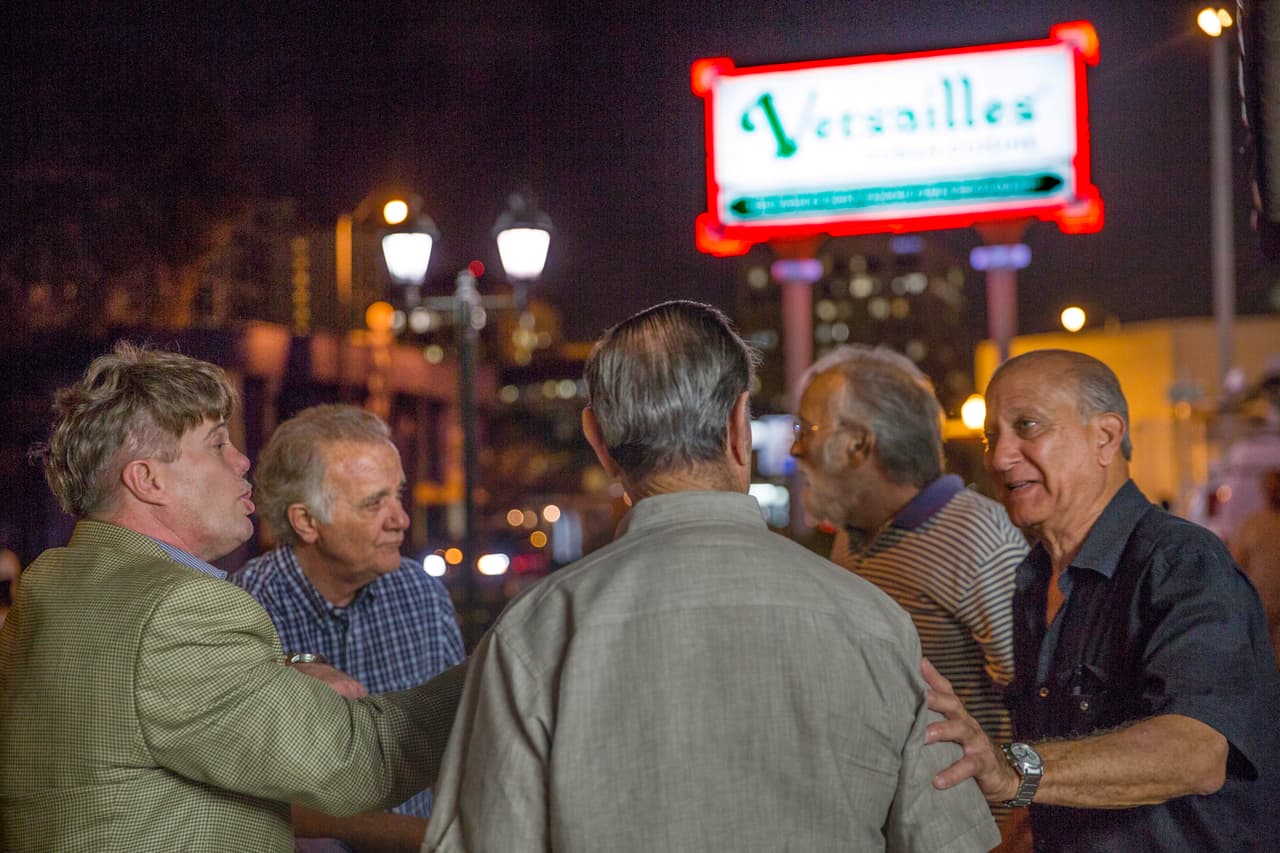 "Desde el principio el Versailles fue un lugar importante en términos políticos", asegura Randy ahora reunido con sus compinches. "Ahora somos un exilio poderoso y predominante. Pero hace décadas, cuando llegamos, éramos pocos y no teníamos capital. Este lugar, sin embargo, fue nuestra casa y a medida que el exilio creció, creció también el Versailles".