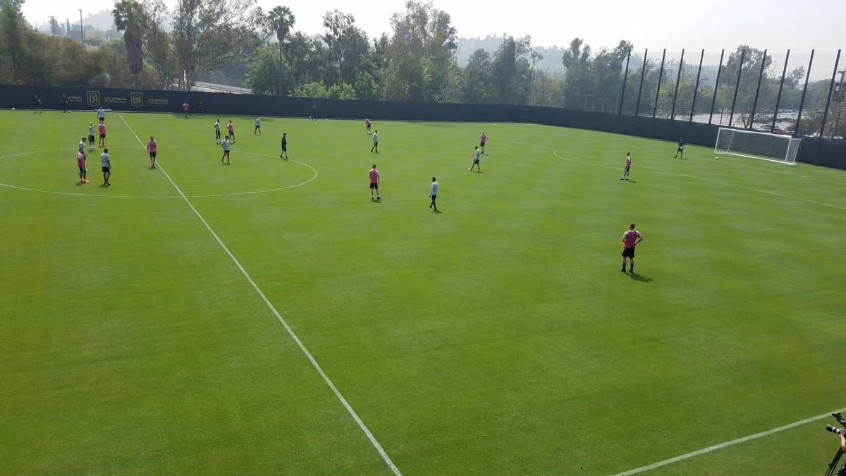 Una terraza, un ónb, alcuna puerta corrediza y un pasillo permiten el acceso desde diferentes ambientes hacia el campo de entrenamient