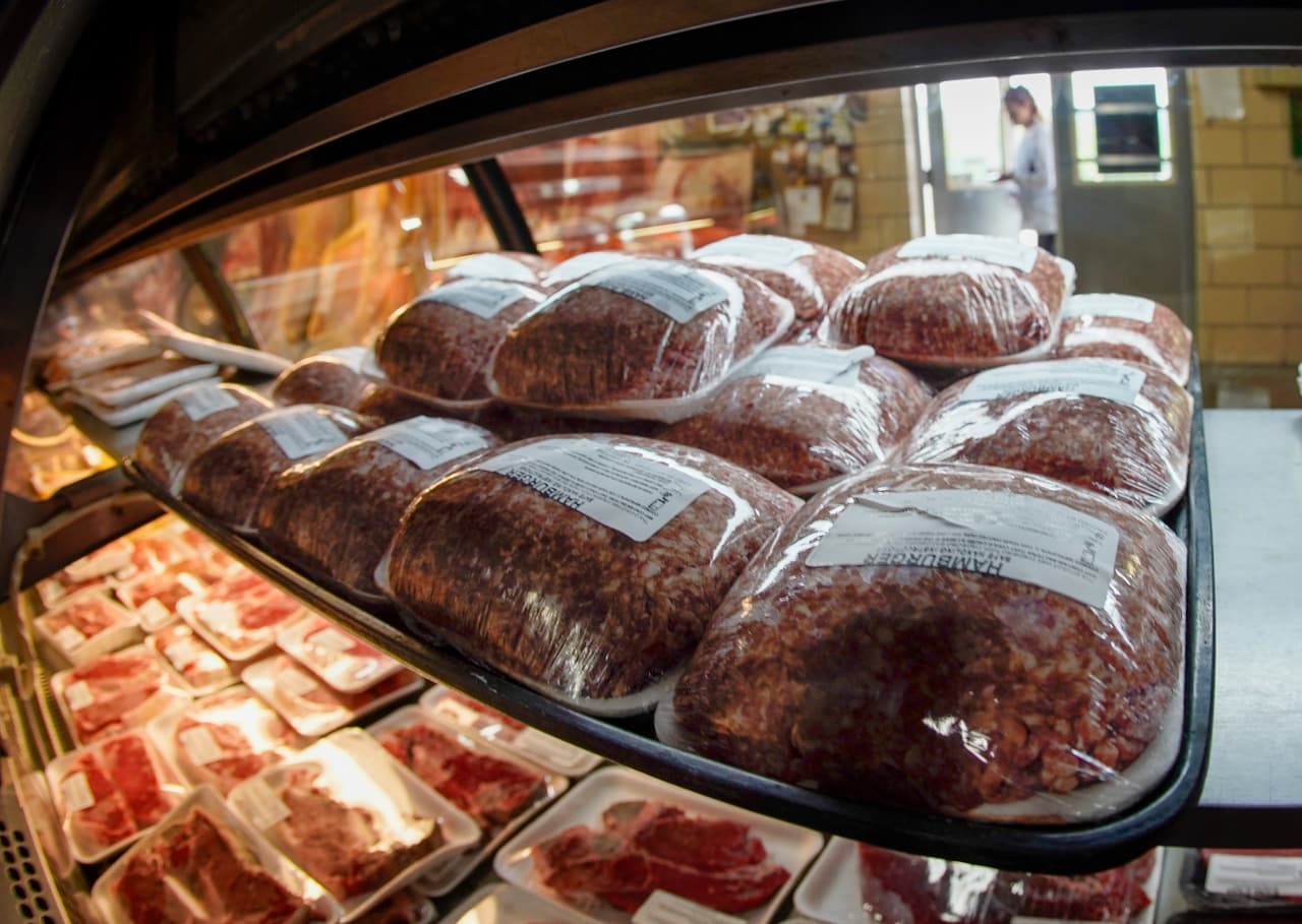 🔴
<b> Precios de los alimentos: +1.1% en julio frente a junio</b>
<br>
<br>La posibilidad de que la inflación baje su ritmo de forma persistente y ello lleve a alzas de las tasas de interés más tibias animó al mercado bursátil durante la jornada, cuando el índice S&P 500 registró un alza pronunciada.