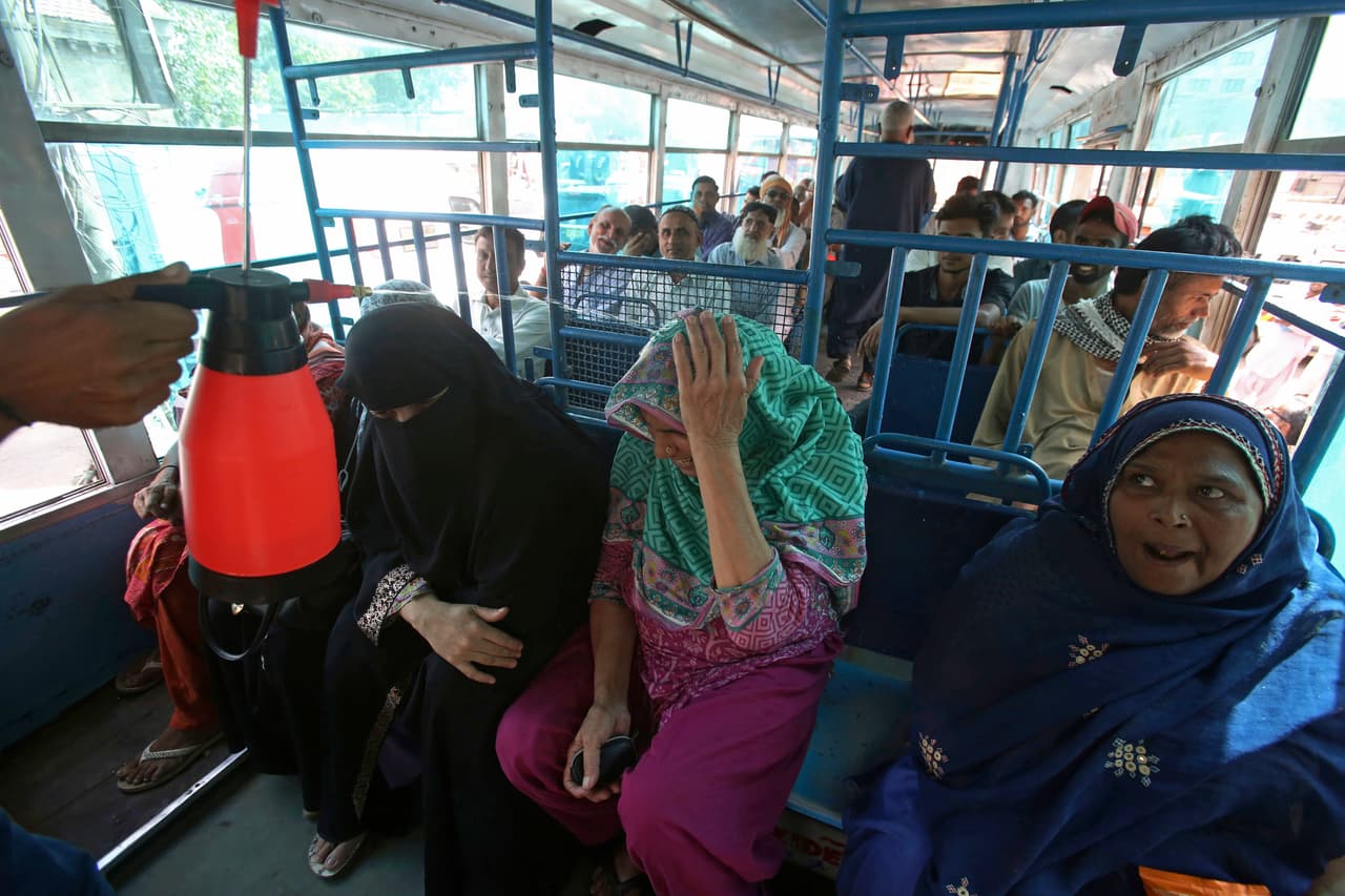 Voceros de la fundación Edhi aseguran que la mayoría de los muertos en su morgue eran trabajadores de las áreas de bajos ingresos de Karachi, afectados por el calor y los cortes eléctricos. En la fotografía, voluntarios rocían agua a los pasajeros del autobús para atenuar el golpe de calor.