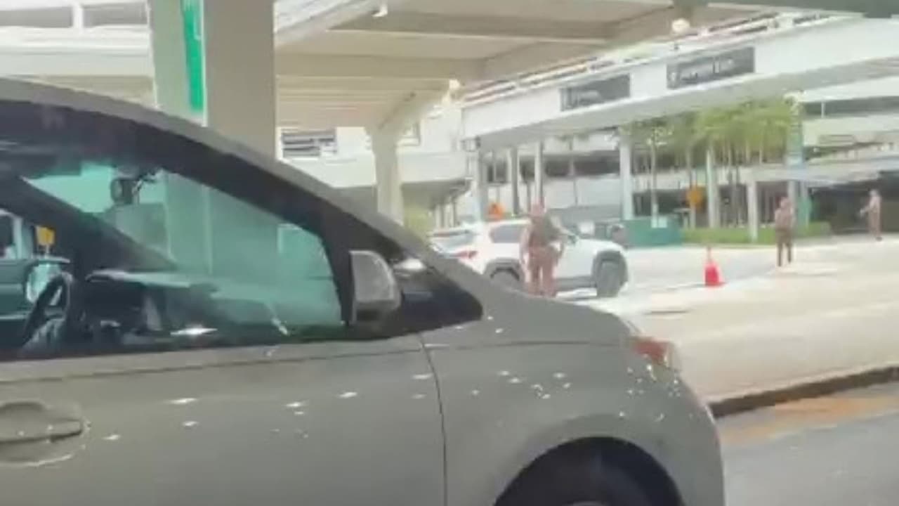 La movilización de los oficiales del sheriff llamó la atención de automovilistas que permanecieron dentro de sus vehículos.