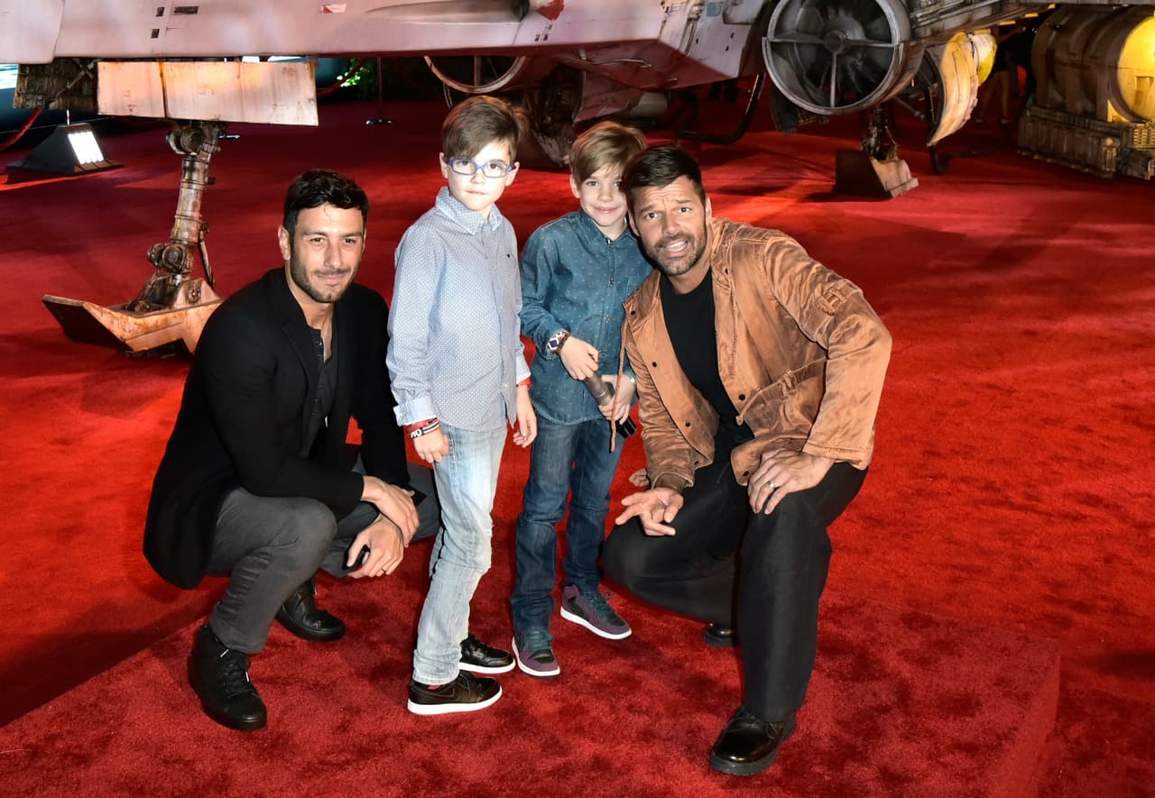El cantante Ricky Martin, y su pareja Jwan Yosef, con los niños en el estreno mundial de "Rogue One: A Star Wars Story" en el Pantages Theatre en 2016.