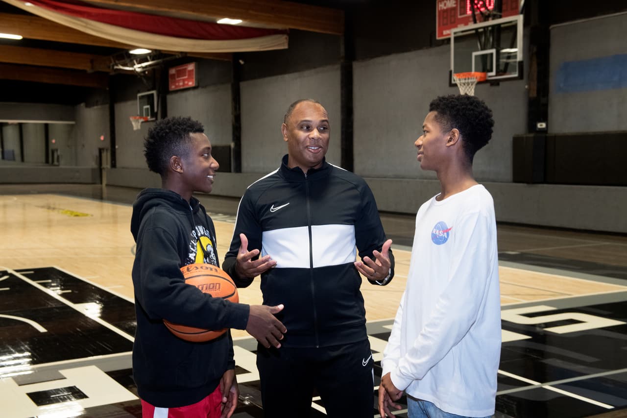 El pasrtor Simmons parte de su fe para inspirar a los jóvenes a alejarse de una vida de peligros.