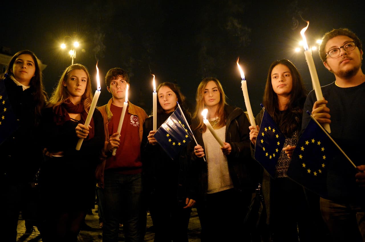 jóvenes reunidos en la Piazza del Popolo en Roma, Italia
