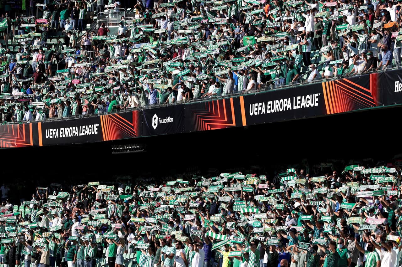 El Real Betis remonta y gana el partido ante el Celtic 4-3, enla primera jornada de la fase de grupos de la Liga Europa que se llevó a cabo en el Benito Villamarín de Sevilla. Albian Ajeti (13') y Josic Juranovic (27') ponían arriba al equipo visitante, pero los béticos reaccionaron y fueron Juan Miranda, Juanmi Jimenez con doblete y Borja Iglesias quienes le dieron la victoria al local. Tony Ralston le dio el tercero al 87'.