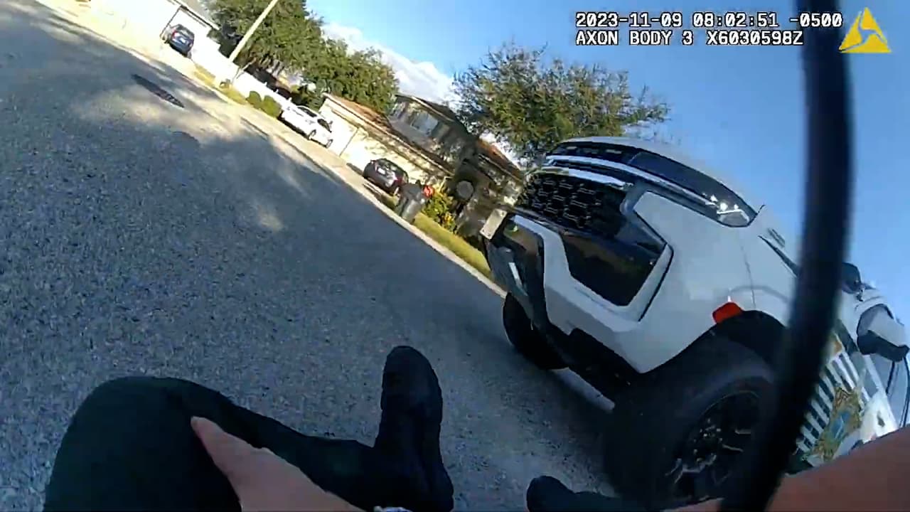 Se ve incluso cuando ambos agentes son alcanzados y posteriormente caen al suelo.