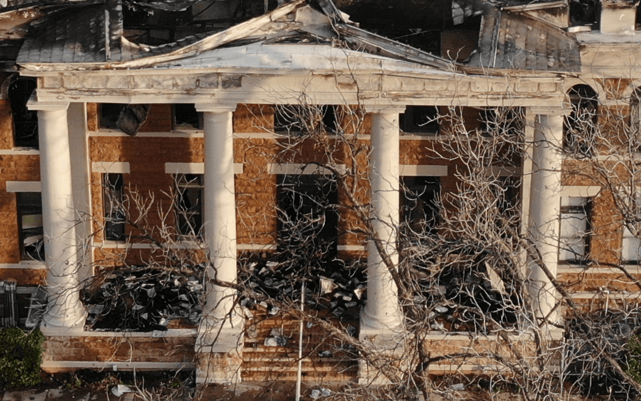 El juez del condado de Mason, Jerry Bearden, dijo que las autoridades detuvieron a un hombre que se cree es sospechoso de provocar el incendio.