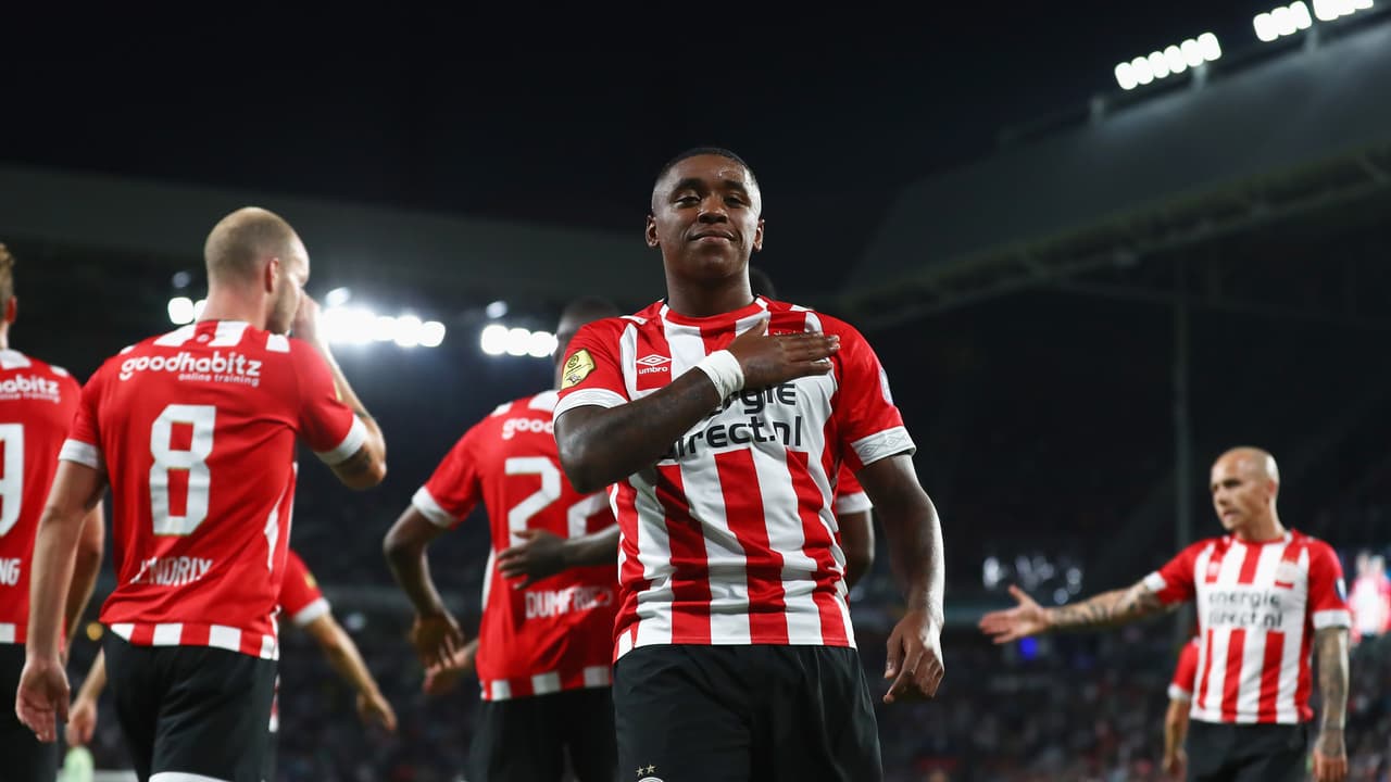 EINDHOVEN, NETHERLANDS - AUGUST 11: Steven Bergwijn of PSV celebrates scoring his teams second goal of the game during the Eredivisie match between PSV and Utrecht at Philips Stadion on August 11, 2018 in Eindhoven, Netherlands. (Photo by Dean Mouhtaropoulos/Getty Images)