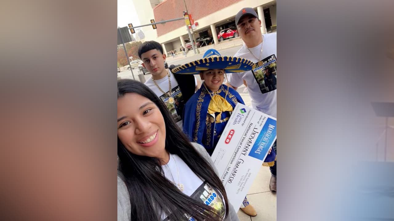 El pequeño también ha contado con el apoyo de su familia, especialmente de su hermana y su madre.