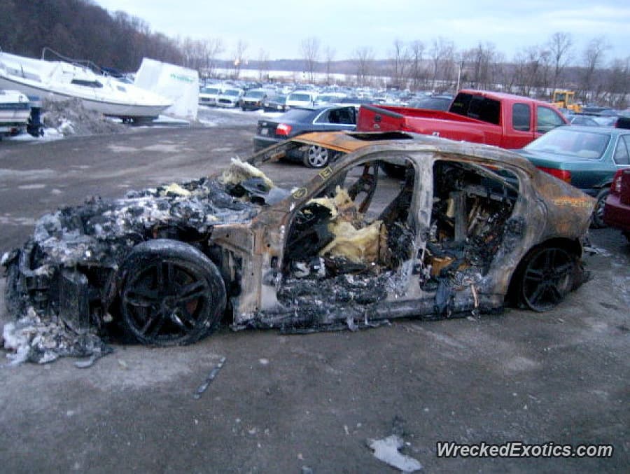 <b>Porsche Panamera</b>
<br>Por un motivo que no conocemos los pasajeros de este Porsche Panamera decidieron prenderle fuego. Primero trataron de quemarlo con un pedazo de papel periódico en llamas.