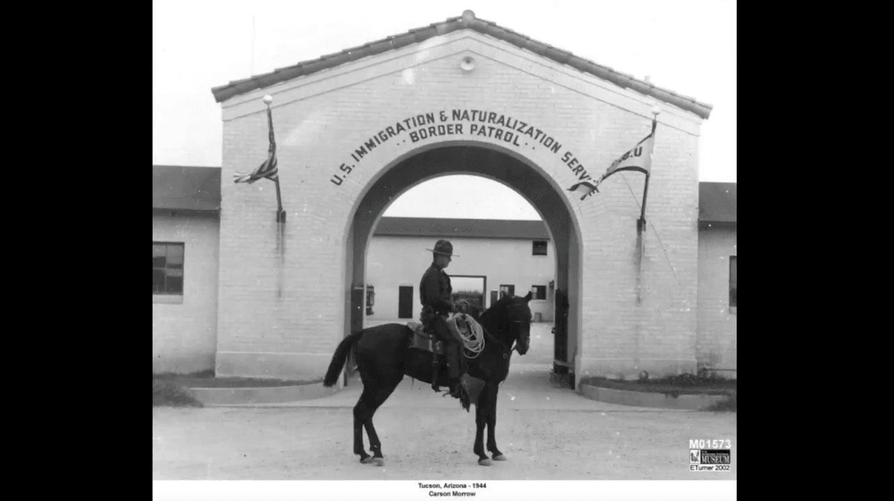 Cuando se creó esta agencia los agentes solo recibían una placa y, cuatro años después, empezaron a usar uniformes. “Les pagaban poco mas de mil dólares a los agentes, el gobierno les daba comida para el caballo y balas para la pistola”, dijo Robles.
<br>