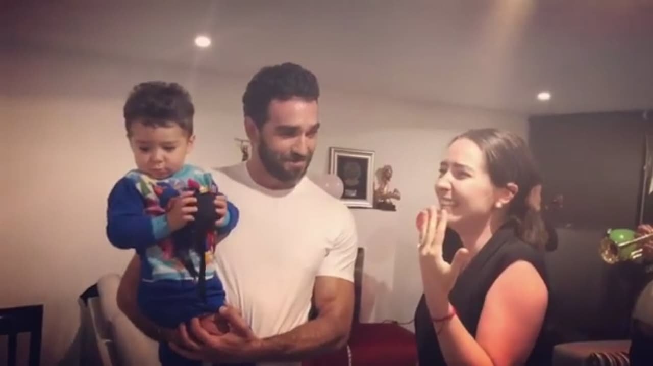 El próximo 18 de abril Ariadne y Marcus celebrarán 5 años de relación y, aunque desde el 16 de agosto de 2018
<b><a href="https://www.univision.com/famosos/ariadne-diaz-confirma-que-pospuso-su-boda-con-marcus-dornellas-por-culpa-de-los-huracanes-fotos">están comprometidos</a></b>, no han llegado al altar. En junio de 2019 pospusieron la boda debido al clima: "Teníamos tal fecha en Vallarta (una playa del estado de Jalisco), fuimos a la iglesia, bueno, te piden una lista interminable de documentos y luego me dicen, 'oiga, pero por qué se quieren casar en temporada de huracanes', y yo 'ah caray, pues sí, son temporadas de lluvias', y me dice, 'no, de huracanes', entonces pues no se puede", reveló en 'De primera mano'.
<br>