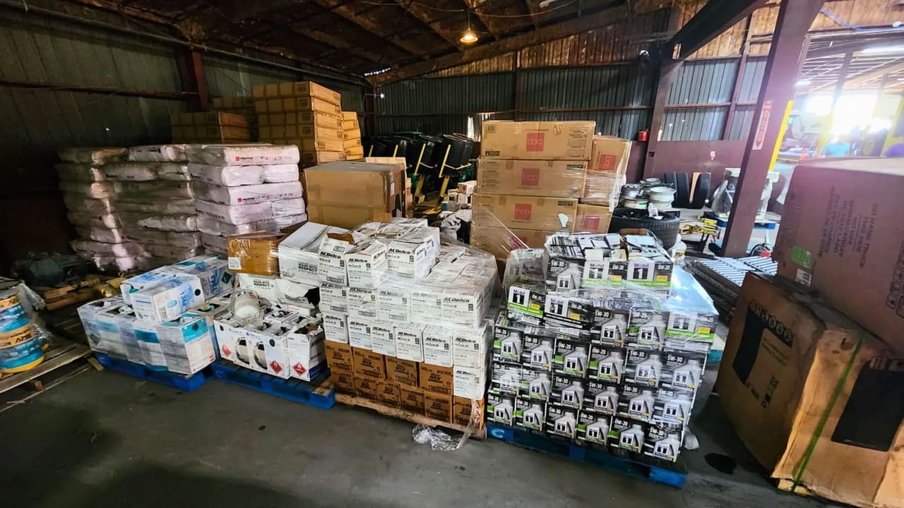 La Policía de Dallas compartió una foto donde se observa parte de la mercancía reportada como robada.