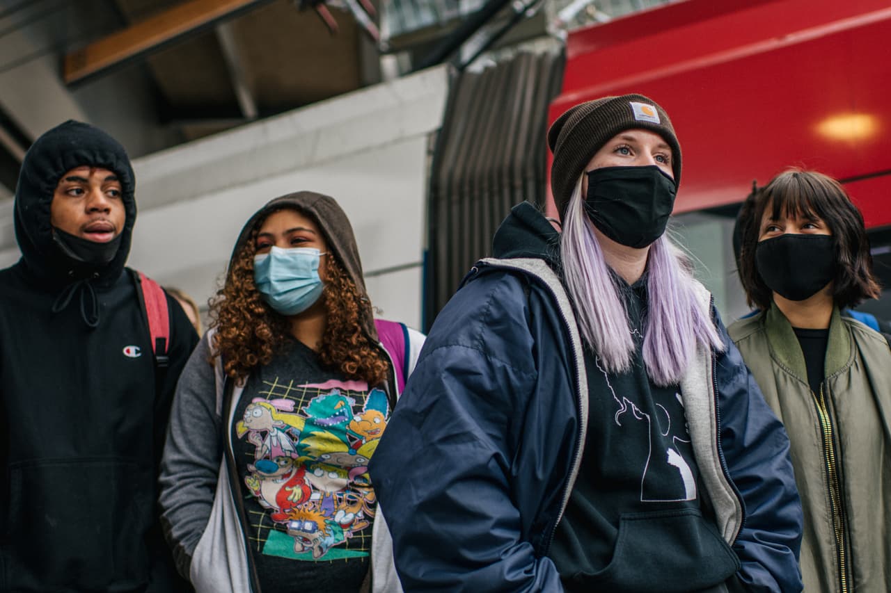 Estudiantes de la escuela secundaria Roosevelt participaron en una huelga este lunes en Minneapolis, Minnesota. Los estudiantes de las escuelas secundarias se reunieron en el Bank Stadium para protestar contra la injusticia racial y honrar las vidas de
<a href="https://www.univision.com/temas/muerte-de-george-floyd">George Floyd</a> y
<a href="https://www.univision.com/noticias/estados-unidos/daunte-wright-minnesota-minneapolis-kim-potter-detenida-homicidio-involuntario">Daunte Wright</a>.