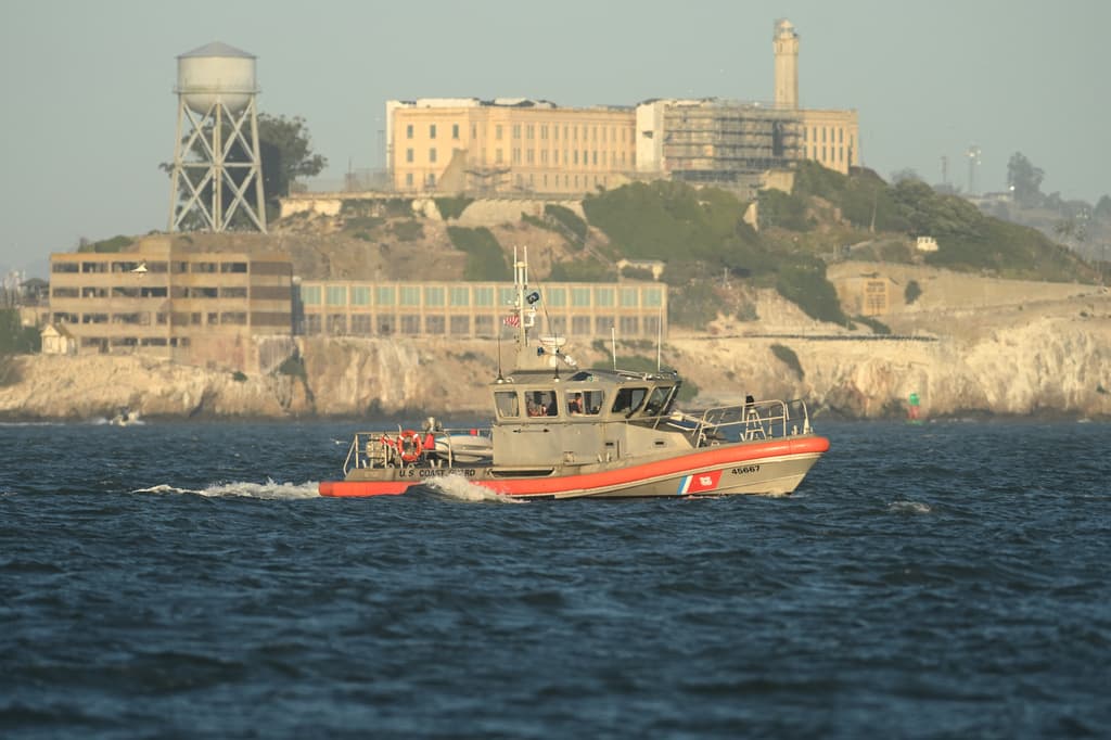 Hallan el cuerpo de una mujer desaparecida tras el naufragio de un bote cerca de Alcatraz