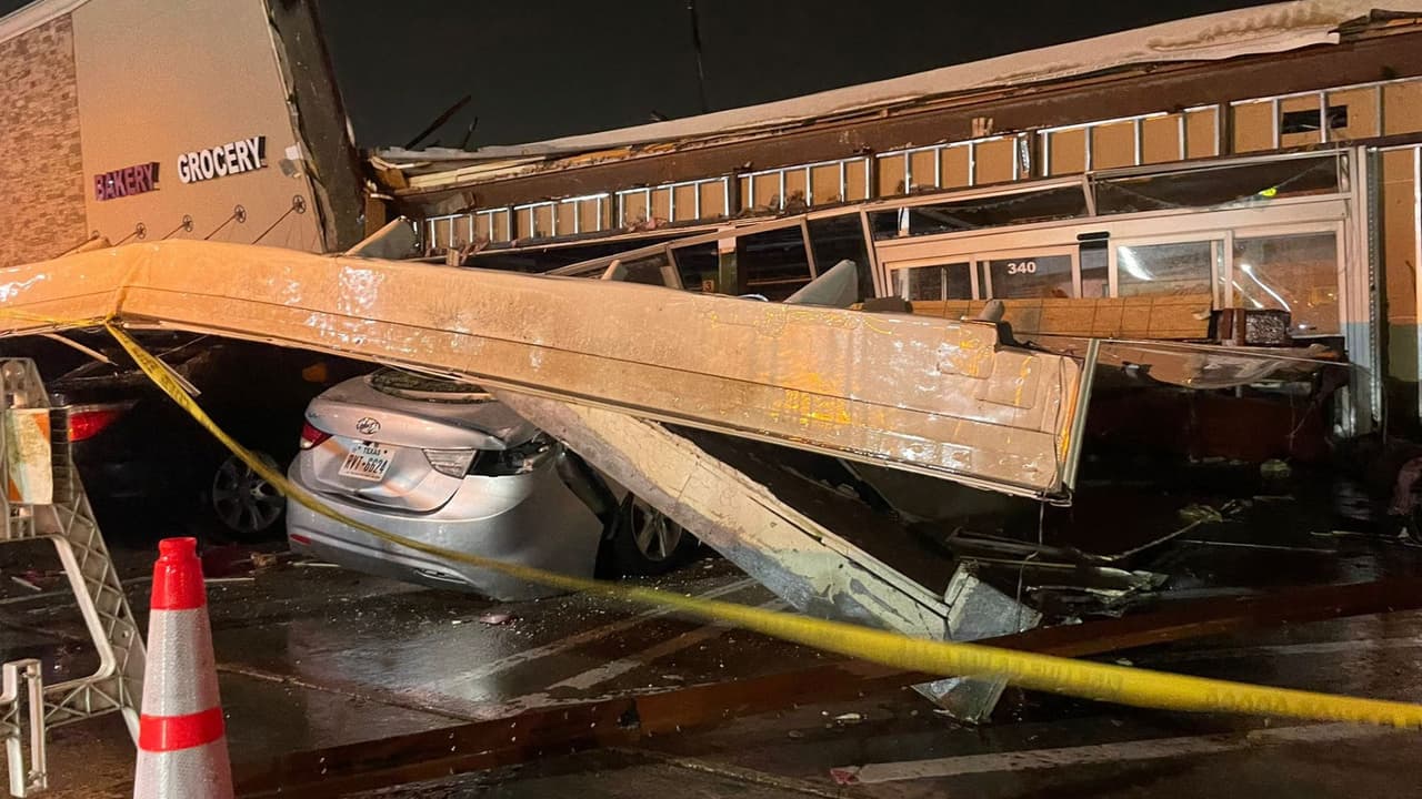 El supermercado La Azteca en Little Elm, Denton, tuvo severos daños tras el paso de posibles tornados en el norte de Texas.