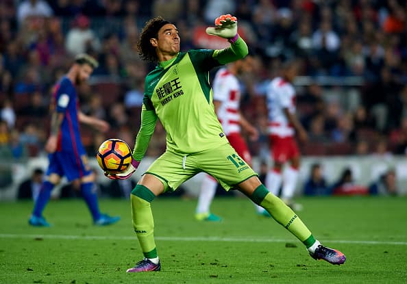 Entrenador que catapultó a Claudio Bravo busca igualar éxito con ‘Memo’ Ochoa