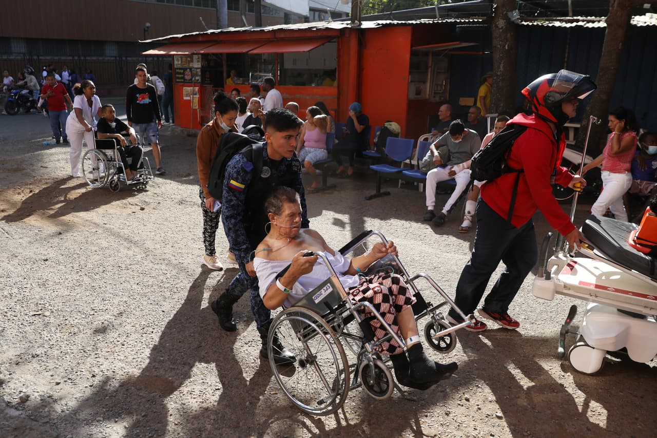 "No hay electricidad ni red celular, se sintió muy duro, durísimo", se cayeron cosas de la casa", dijo a la AFP Martha Estrada, de 66 años, que sintió el terremoto en esa región.
