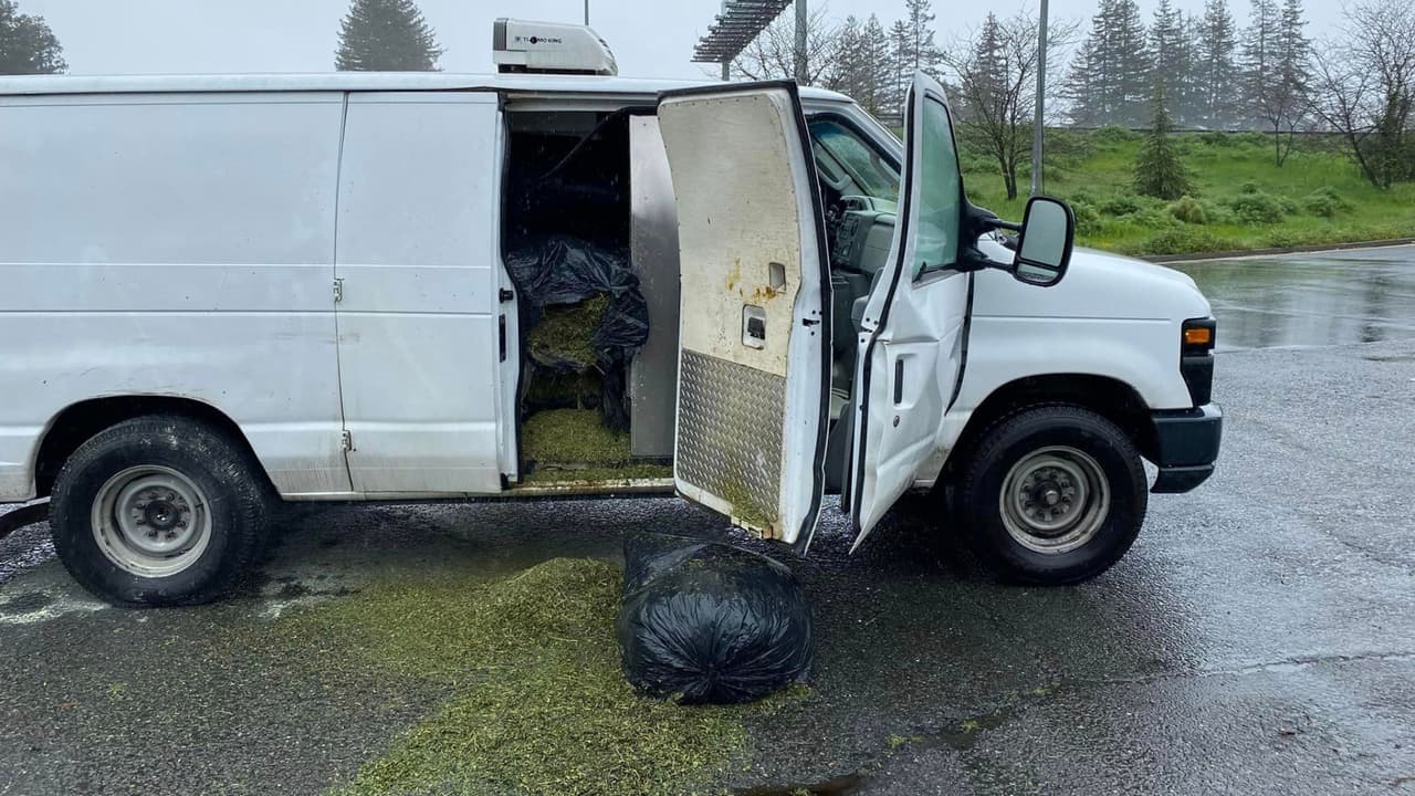 A los bomberos les dijeron que se escuchó una explosión en la rampa de acceso a la 101 en dirección sur desde 3rd Street.
<br>