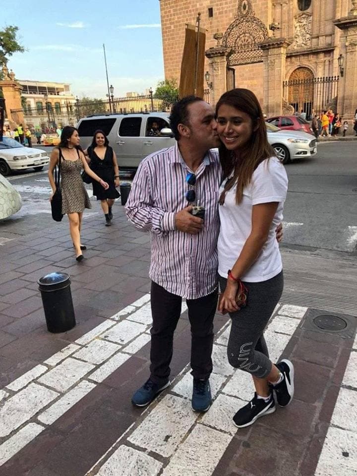 Según amigos de
<b>Alberto, ha estado bebiendo</b> luego de romper con su novia de 20 años.