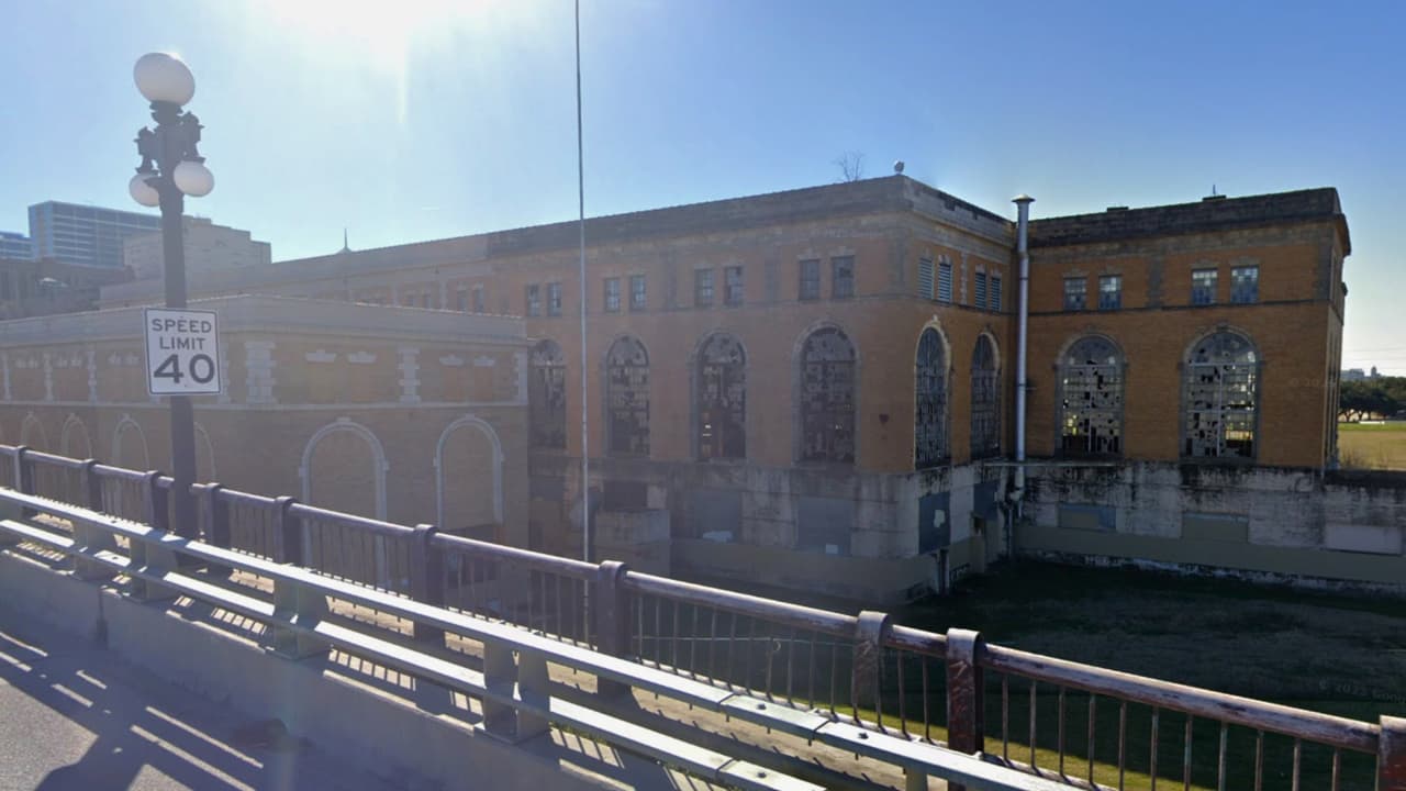 Parte de la fachada de la antigua planta eléctrica TXU North Main, ubicada al norte del centro de Fort Worth.