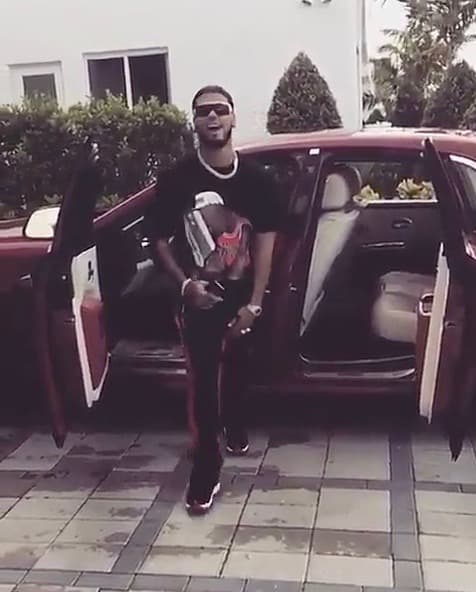 El Rolls-Royce de Anuel AA es un
<b>espectacular Ghost color vino tinto</b>, cuyo precio inicial es de nada más ni nada menos que de
<b>311,900 dólares.</b>