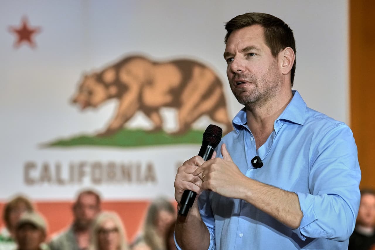 Agentes incautan dispositivos del exlegislador de California, Eric Swalwell, denunciado por abuso sexual