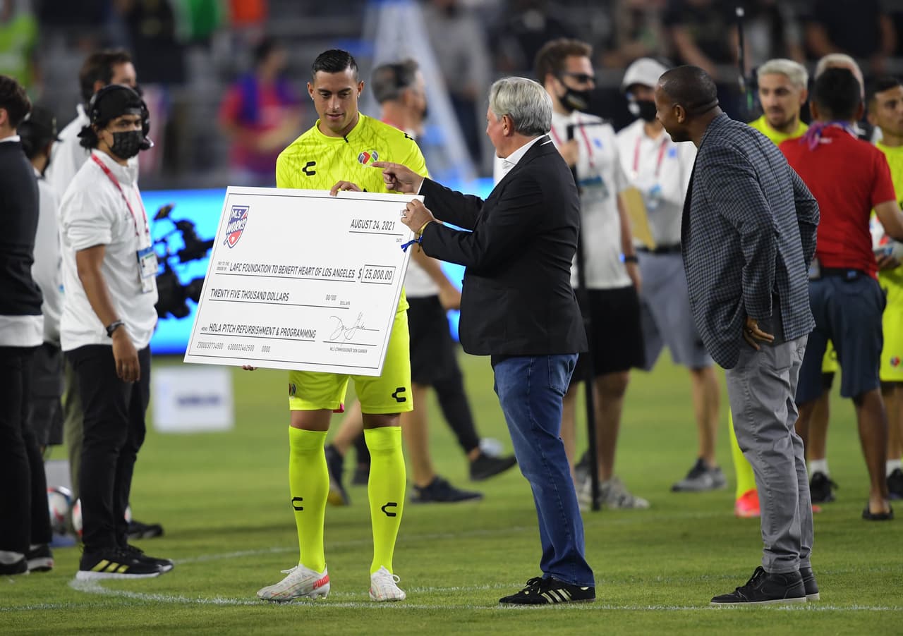 Rogelio Funes Mori recibió para el equipo de la Liga MX un cheque que fue destinado a fines benéficos.
<br>