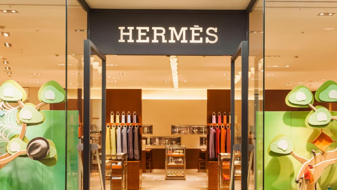 Heredero de Hermès busca adoptar a su empleado para poder dejarle su multimillonaria fortuna
