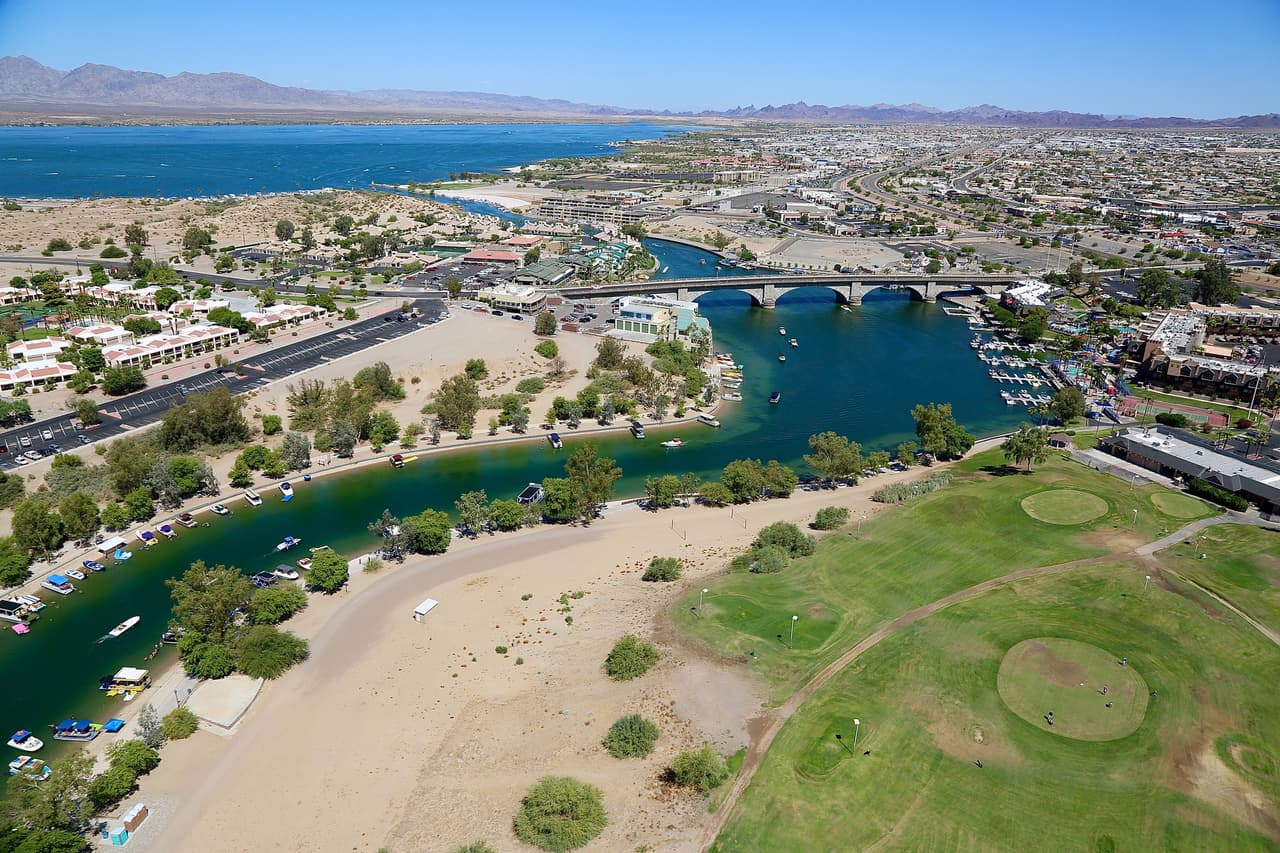 <h3 class="cms-H3-H3">11. Lake Havasu City-Kingman, Arizona</h3>
<br>
<br>💸
<b> Ingreso familiar promedio: </b>$46,616
<br>
<br>💸
<b> Tasa de pobreza: </b>18.2%
<br>
<br>💸
<b>Hogares con ingresos anuales menores a $10,000: </b>8.5%
<br>
<br>💸
<b>Adultos con educación universitaria: </b>15.1%
<br>
<br>💸
<b>Tasa de desempleo (2021): </b>8.6%
<br>