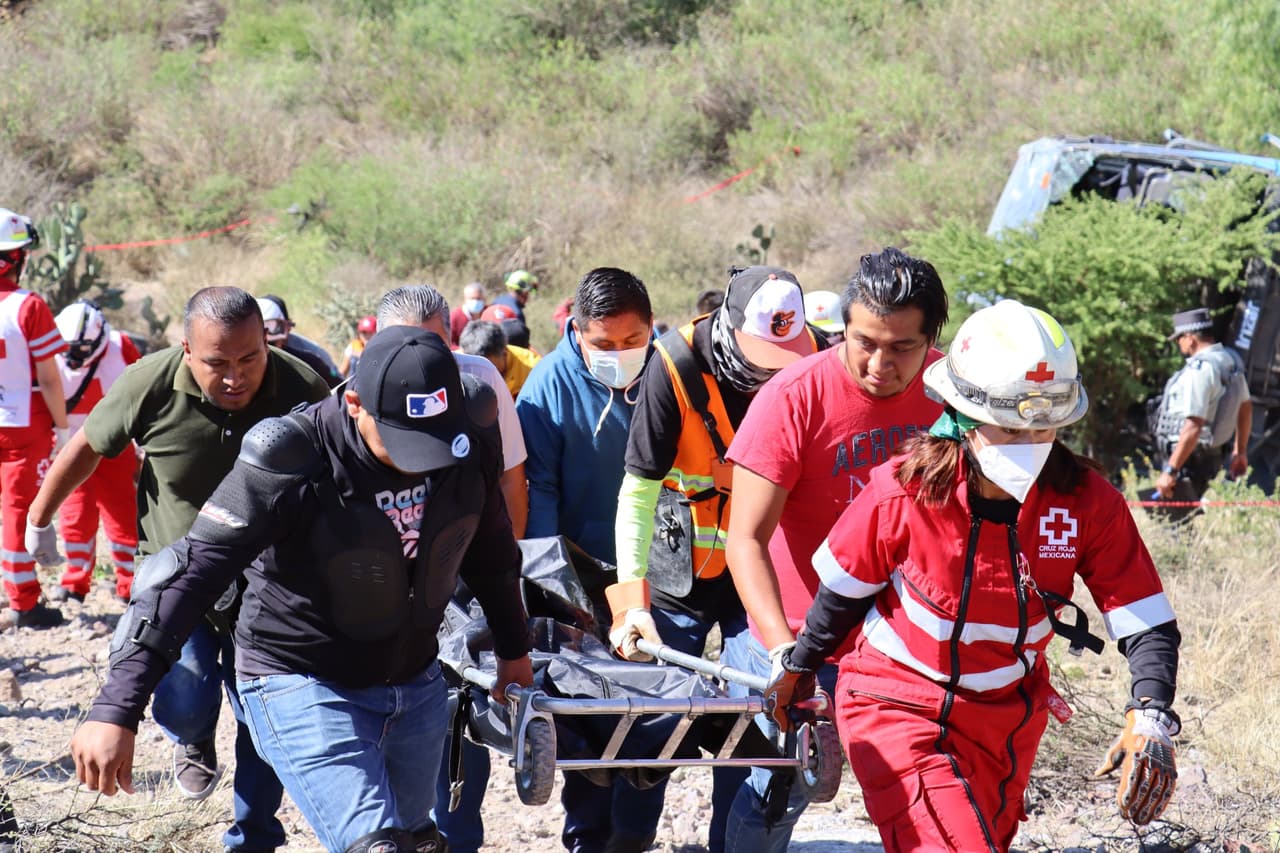 <h2 class="cms-H2-H2">25 de mayo de 2022, México</h2>
<br>
<br>Al menos siete migrantes murieron y otros 25, entre ellos algunos menores, resultaron heridos cuando un autobús de pasajeros que se dirigía a Estados Unidos
<a href="https://www.univision.com/noticias/america-latina/accidente-autobus-migrants-mexico-muertes-embarazada-san-luis-potosi">cayó por un barranco en San Luis Potosí, a unos 450 kilómetros</a> al norte de Ciudad de México.