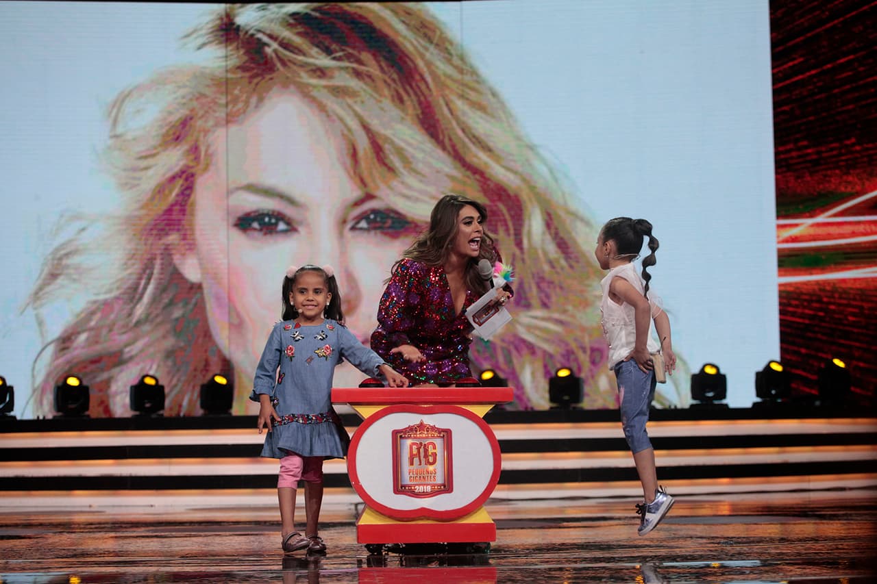 Era hora de otro gran reto: Galilea les pidió a ambas capitanas que voltearan a la pantalla. Entonces apareció la fotografía de Paulina Rubio, la conductora quería que le dijeran quién era.