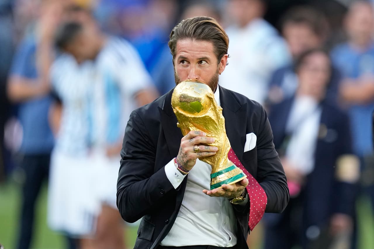 Sergio Ramos lleva el trofeo al podio.