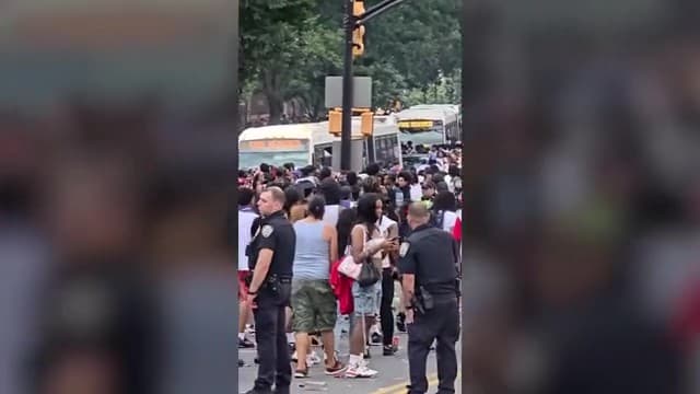 Menos de una hora después y a solo una cuadra de distancia, las autoridades respondieron a otro
<b>tiroteo que involucró a una mujer de 19 años y un hombre de 19 años en East 170th Street y Grand Concourse.</b>