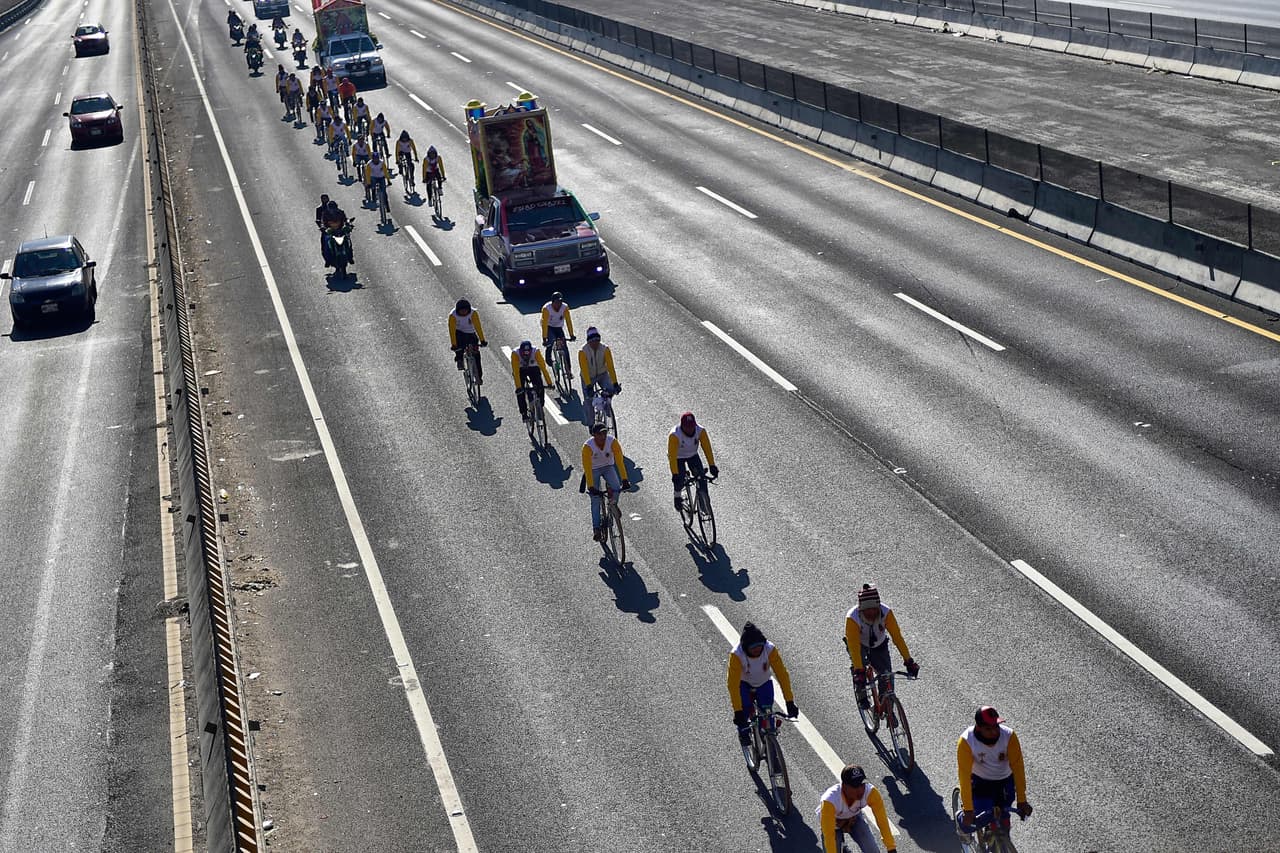 Una procesión ciclistas devotos de la virgen de Guadalupe se dirige a la basílica por una carretera de Ciudad de México.