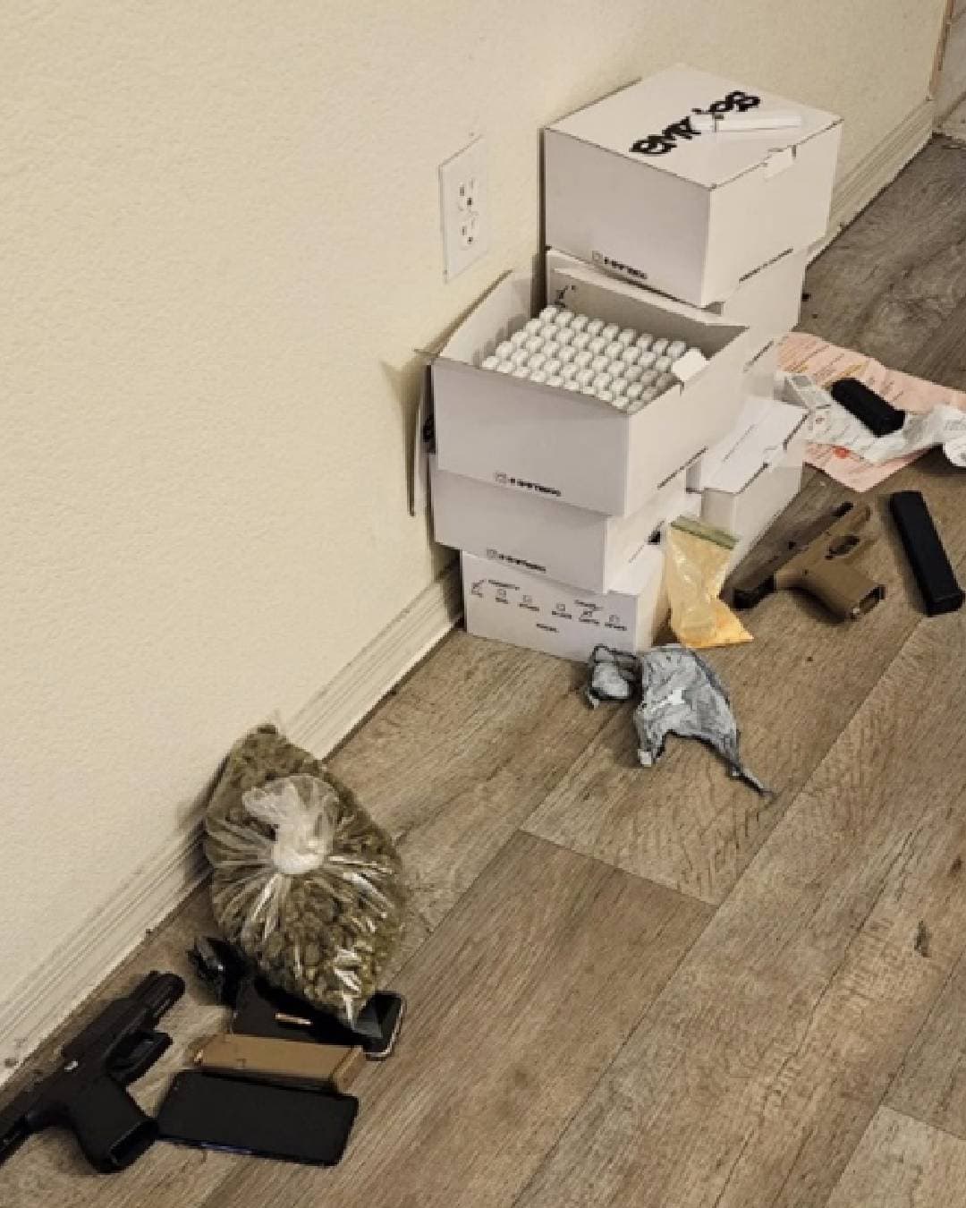 El aseguramiento se logró como parte de una investigación en curso sobre drogas ilícitas, y luego de que con la ayuda de las autoridades locales se ejecutara una orden de registro en un domicilio de Tempe.